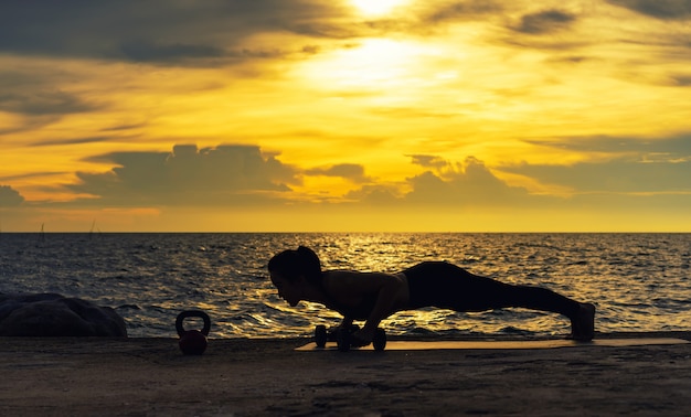 Abstrac. Silhouet yoga. Portret van een jonge vrouw beoefenen van yoga aan de zee. Ontspannen aan de zee. Meditatie