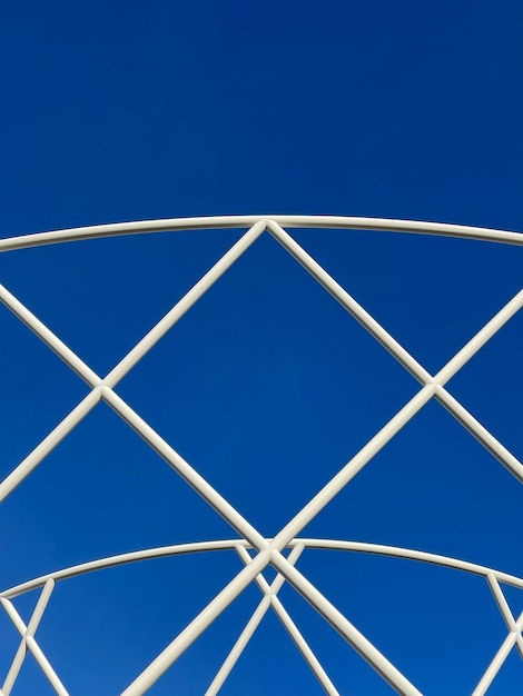 푸른 하늘에 대한 현대 금속 울타리의 추상 건축 라인
