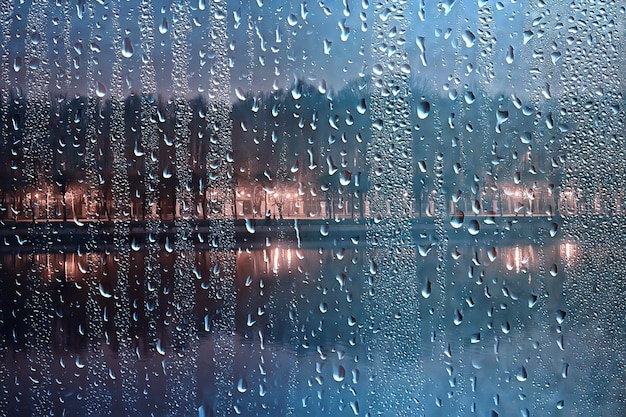 夜の街の抽象的な秋の雨の背景、10月の夜に落ちる滴