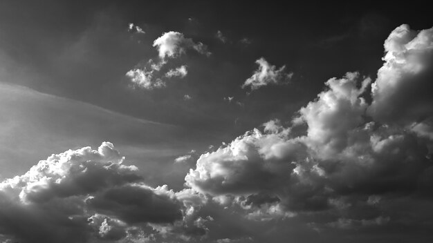 흑백 구름의 추상적 인 배경