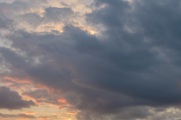 Fondo astratto dell'ora dorata del cielo nuvoloso di tramonto. foto di alta qualità