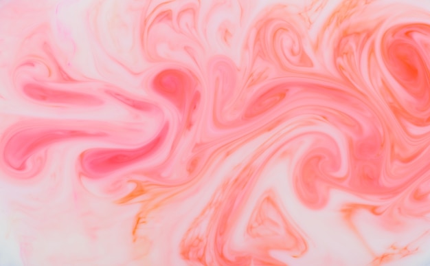 Motivo di sfondo astratto e trama di inchiostro rosa vorticoso che crea un effetto fluido ondulato fluente in full frame per l'uso come modello di progettazione