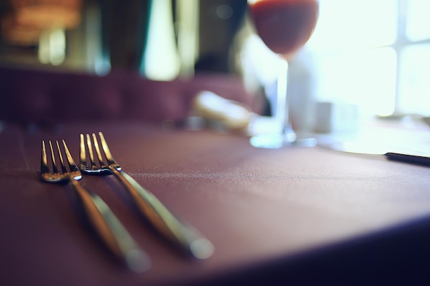 абстрактный фон, концепция ресторана размытый фон вечерняя еда вилка, нож, столовые приборы, сервировка стола