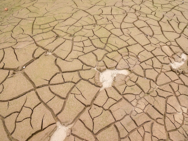 土壌の抽象的な背景の亀裂気候変動と干ばつの土地