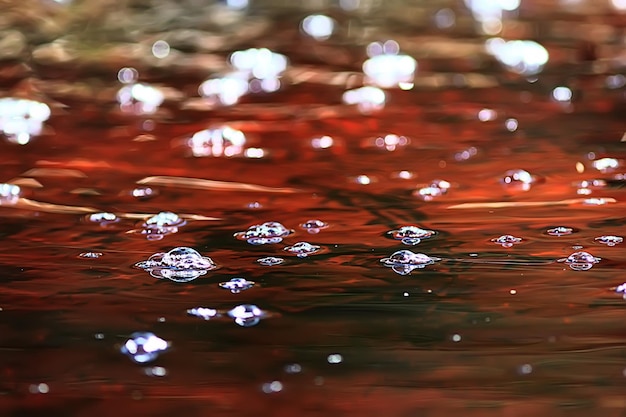 абстрактный фон рябь на воде / коричневый ручей, текстура воды коричневого цвета на болоте, торф