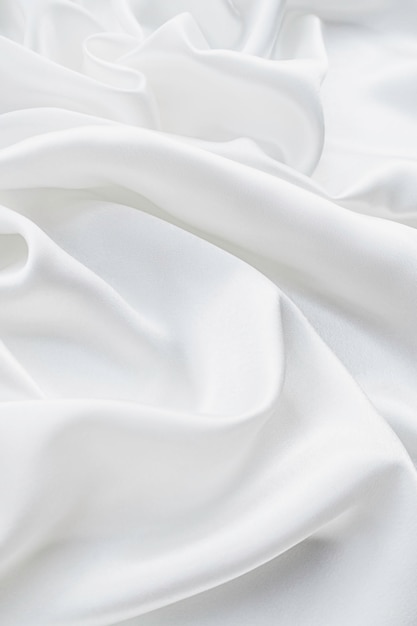 абстрактный фон из белоснежной шелковой ткани, лежащей в хвостах