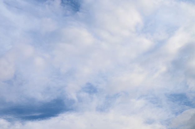 Sfondo astratto di soffici nuvole bianche su un cielo blu brillante.