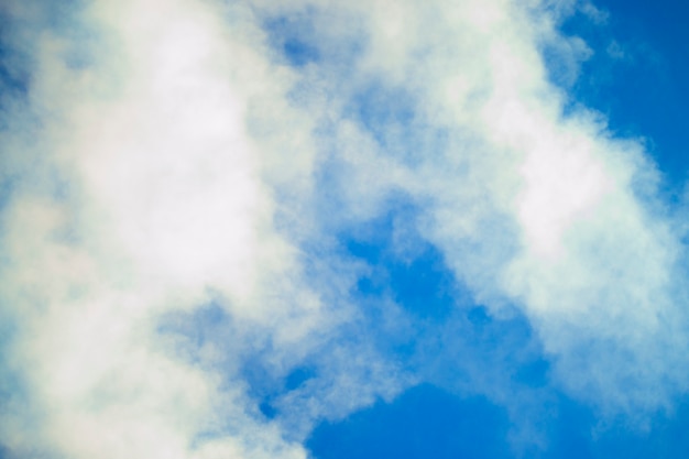 Sfondo astratto fumo bianco su un cielo azzurro chiaro