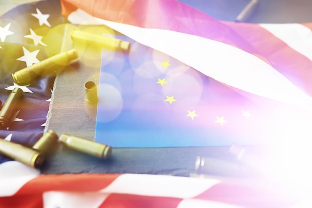 写真 灰色の背景にアメリカの国旗と抽象的な背景軍国主義の背景アメリカと欧州連合と弾丸