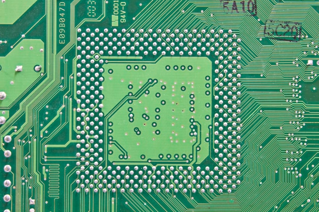 古いコンピュータの回路基板と抽象的な背景