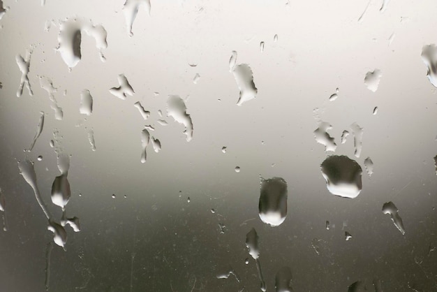 窓ガラスに雨滴が付いた抽象的な背景