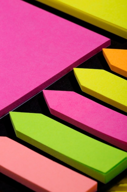 Фото Абстрактный фон с отрывными листами цветной бумаги