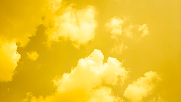 黄色い曇りの抽象的な背景