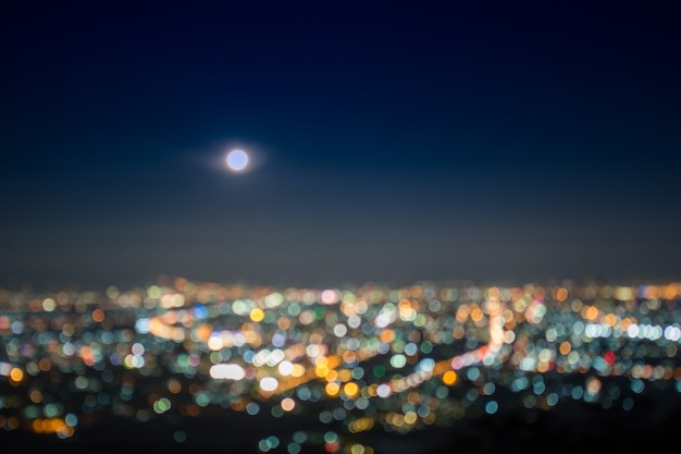 写真 夜の街の抽象的な美しいボケ風景、ボケ光とぼかし街の夕日