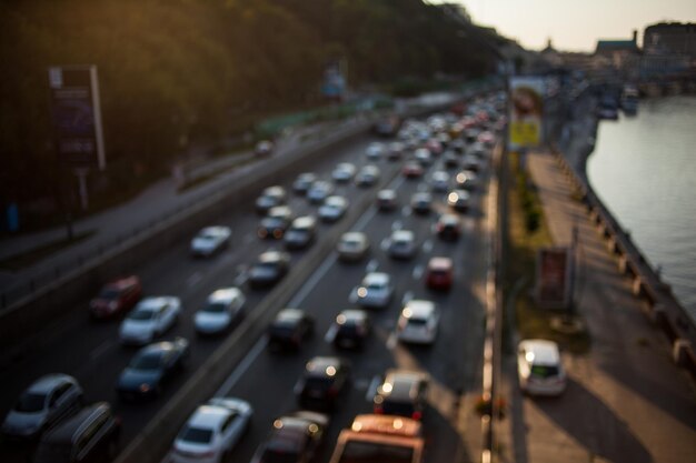 Abstract beeld, druk verkeer. Afbeelding wazig voor achtergrondsamenvatting en kan een illustratie zijn bij een verkeersartikel. Wazige achtergrond abstract en kan een illustratie zijn bij een artikel over het verkeer in de stad