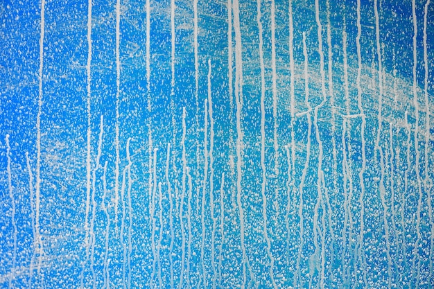抽象的な青い背景空の表面水からの痕跡または水しぶき