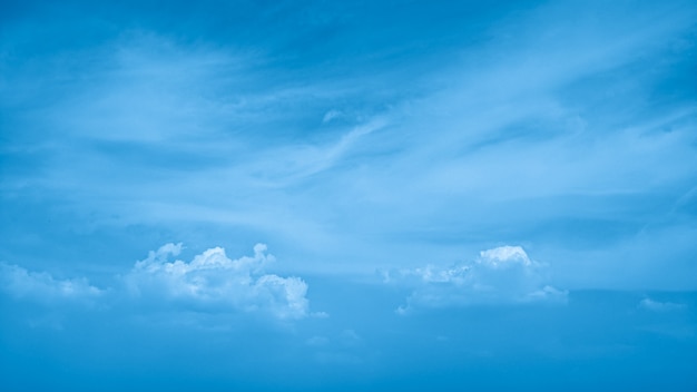 抽象的な青い背景ソフト曇り