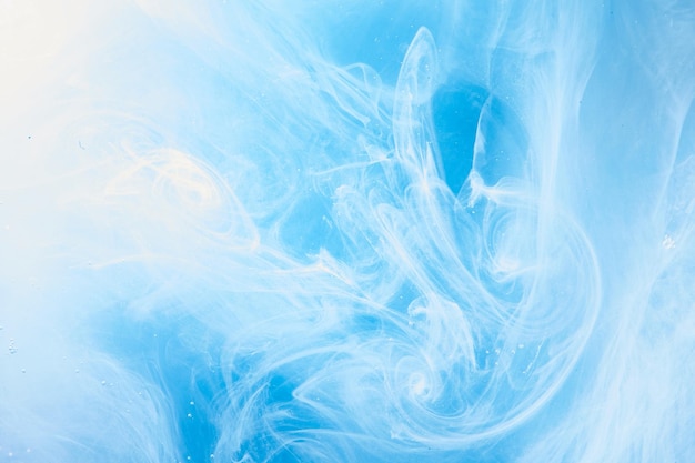 연기 가벼움과 무중력 수채화 패턴의 흰색 부드러운 구름이 있는 추상 파란색 맑은 하늘 배경