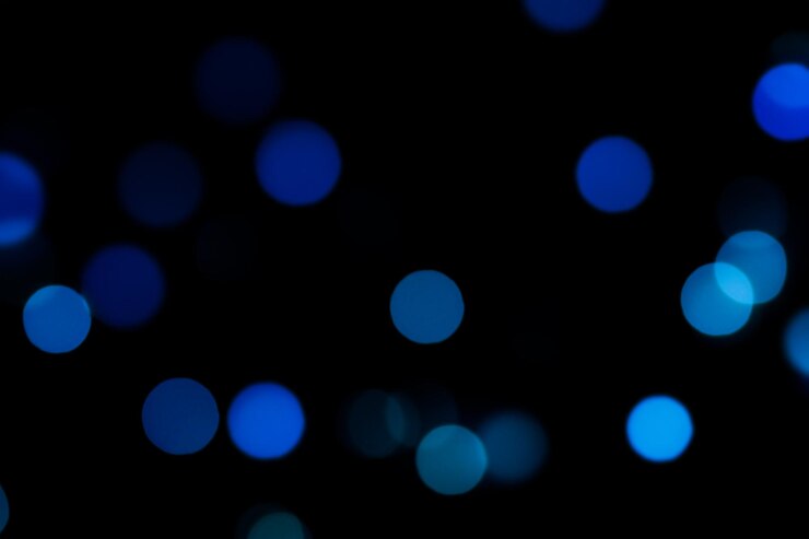 暗い背景に抽象的な青いライト ボケ