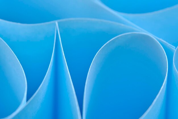 Абстрактный синий бумажный фон с плавными линиями