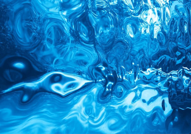 Абстрактные синие формы на фоне металлической поверхности