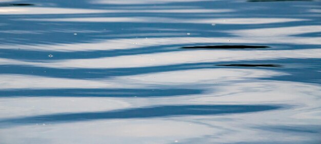 Foto astratto superficie d'acqua blu sfondo onde tranquille