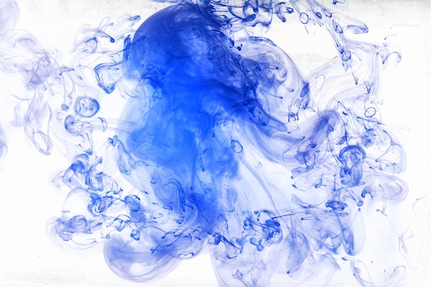 Foto fondo bianco blu astratto, arte liquida fluida. nuvola di fumo vorticosa azzurra, mare dipinto, colori vivaci