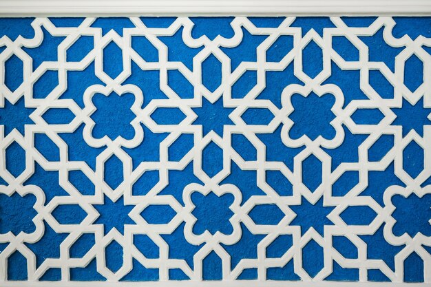 나무 벽의 추상 파란색과 흰색 울타리 패턴 원활한 배경