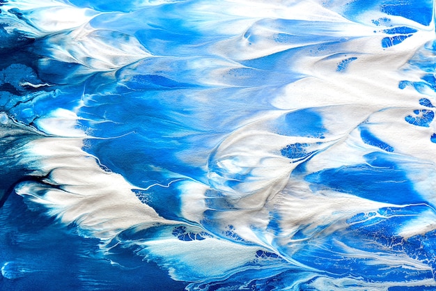 Fondo bianco blu astratto del mare, modello fluido del cielo. arte liquida, colori acrilici oceanici