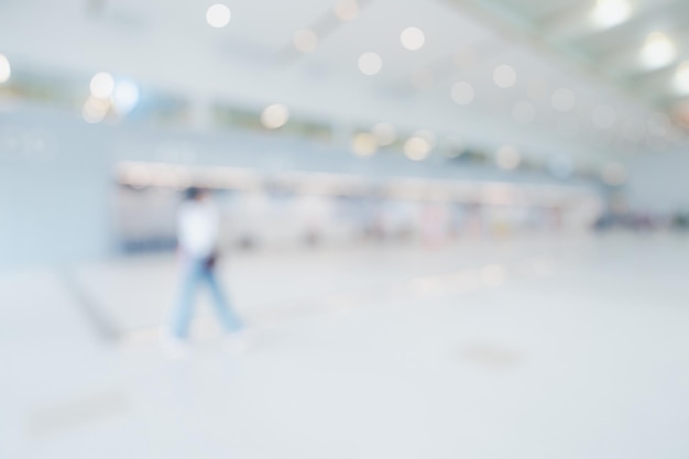 공간이 있는 배경에 대한 추상 흐림 공항 내부