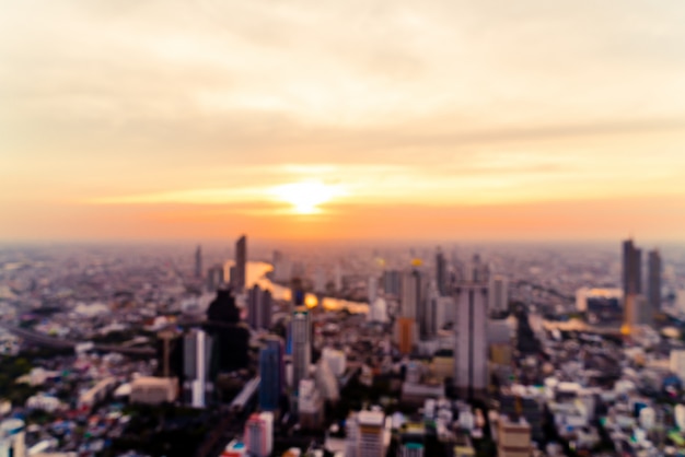 抽象的なぼかし夕焼け空とタイのバンコク都市景観