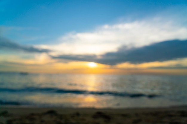 抽象的なぼかしの美しい熱帯のビーチと海、日没時の夕暮れの空