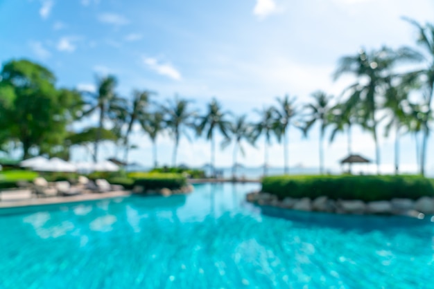 Foto sfocatura astratta letto piscina intorno alla piscina in hotel resort di lusso per lo sfondo - vacanze e concetto di vacanza