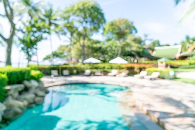 Piscina astratta con letto sfocato intorno alla piscina in un resort di lusso per lo sfondo