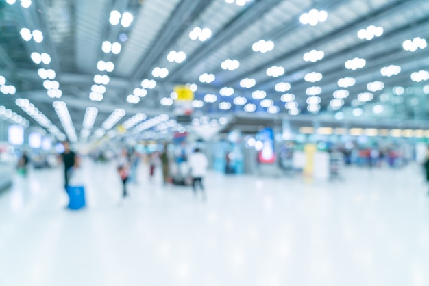 Sfuocatura astratta ed interno defocused del terminale di aeroporto