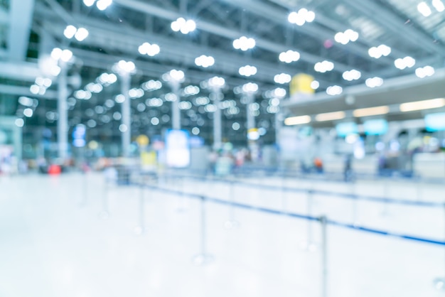 Sfuocatura astratta ed interno defocused del terminale di aeroporto