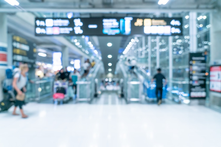 Photo abstract blur and defocused airport terminal interior