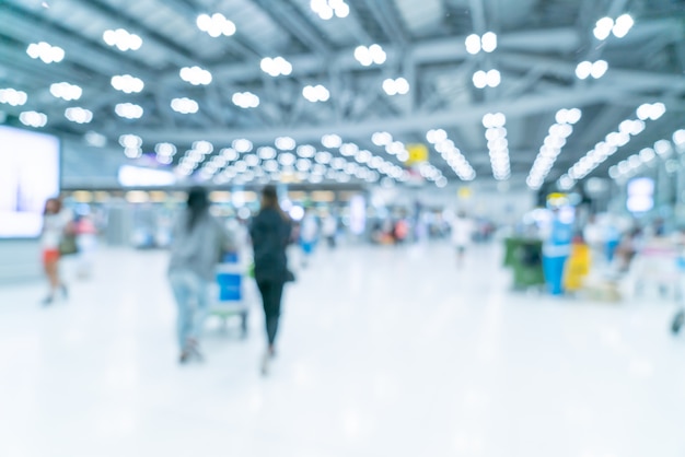 Sfuocatura astratta ed interno defocused del terminale di aeroporto