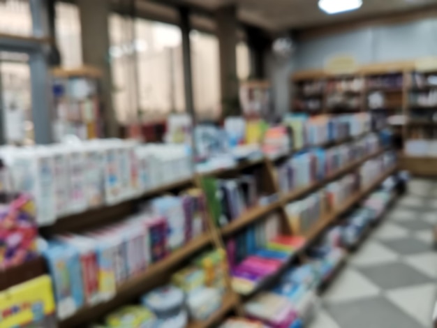 背景の使用のために焦点がぼけた抽象的なぼかしフロント書店本屋の本と本棚のスタック