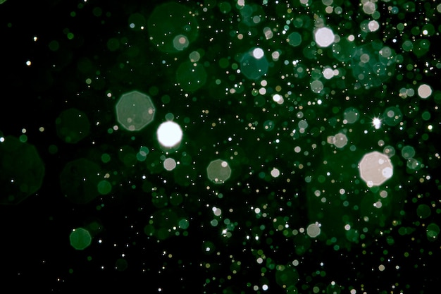 Foto bokeh astratto della sfuocatura verde con fondo nero