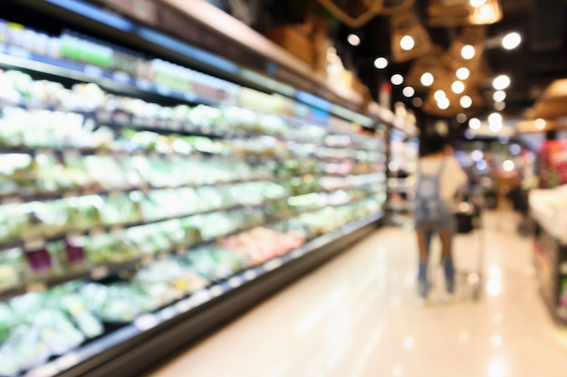 Абстрактное размытие органических свежих фруктов и овощей на продуктовых полках в магазине супермаркета расфокусированным боке светлом фоне