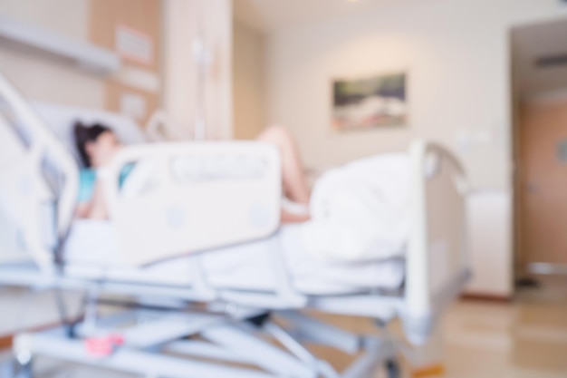 배경에 대한 병원실 내부의 침대에 있는 추상 흐림 환자