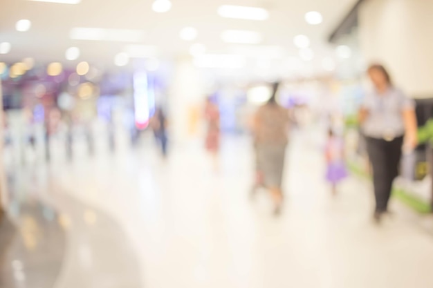 Persone sfocate astratte sullo sfondo del centro commerciale