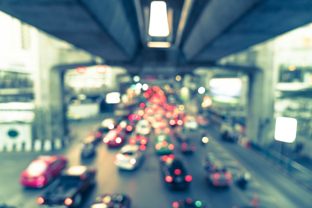 Foto astratto sfocatura traffico nella città di bangkok, thailandia