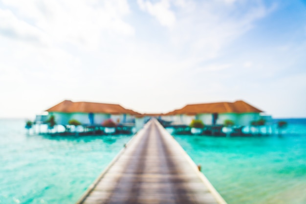 Spiaggia e mare tropicali della sfuocatura astratta in maldive per fondo