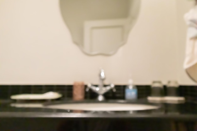写真 抽象的な昧な白い洗面台と水槽の浴室のインテリアの背景