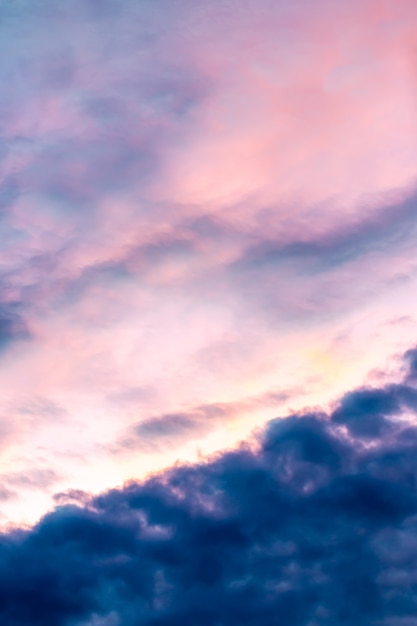 Astratto sfondo sfocato, cielo drammatico colorato nel crepuscolo.