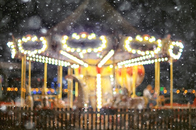 Photo abstract blurred background, landscape christmas snow city street falling snowflakes, holidays winter