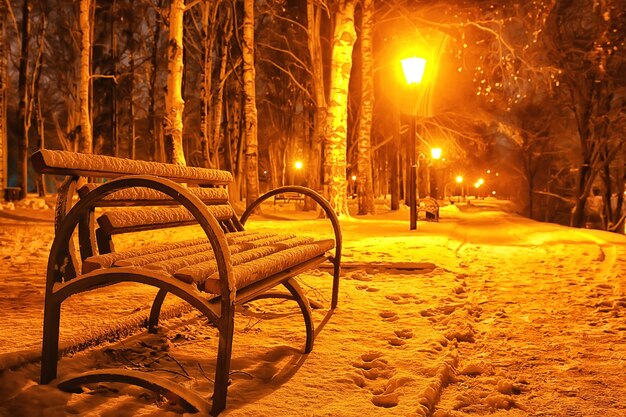 Astratto sfondo sfocato, paesaggio natale neve città strada fiocchi di neve che cadono, vacanze inverno