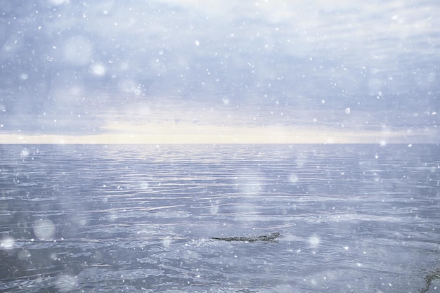 抽象的なぼやけた背景、雪が海に降る、北の冷たい海、気候の冬の景色